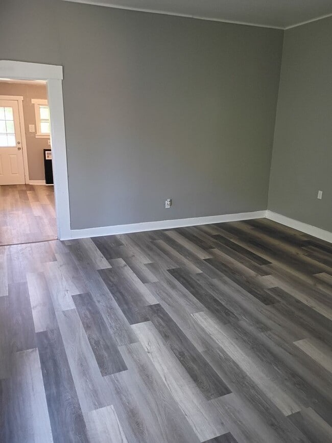 Building Photo - Nice 2 bed/1 bath, Central Air conditionin...