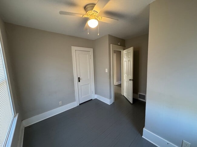 Building Photo - 3 bedroom 1 bath home with a sunroom in Davenport