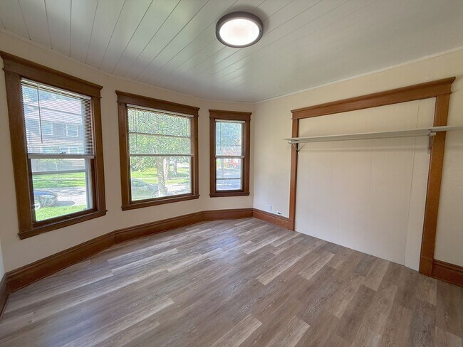 Building Photo - 116 Lathrop St