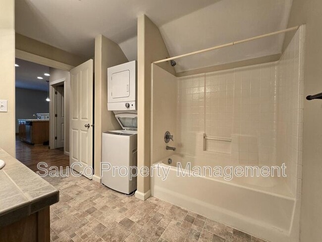 Building Photo - 10651 NE Red Wing Way