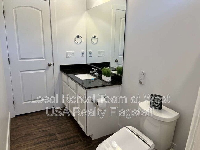 Building Photo - 2705 W Windtree Dr