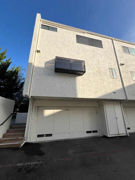 Building Photo - 6818 Caminito del Greco