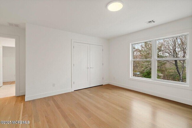 Building Photo - 527 Woodview Rd