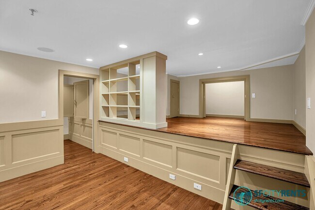 Building Photo - Pacific Heights: Remodeled Bi-Level Condo w/ Private Yard & Garage near Alta Vista Park