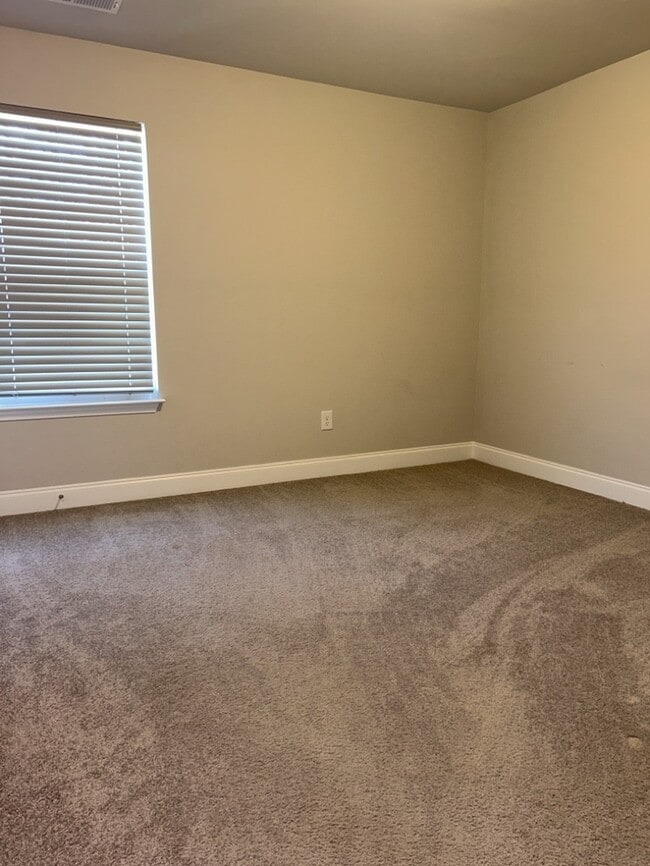 Building Photo - 2 Bedroom/1.5 bathroom