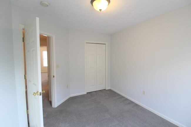 Building Photo - 3 story townhome with fenced in yard for rent in Taylor Springs