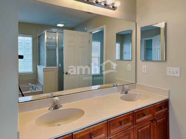 Building Photo - 6285 Pendragon Pl
