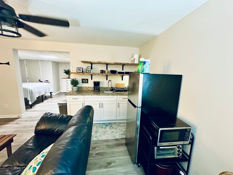 Building Photo - 3210 Glasco Dr