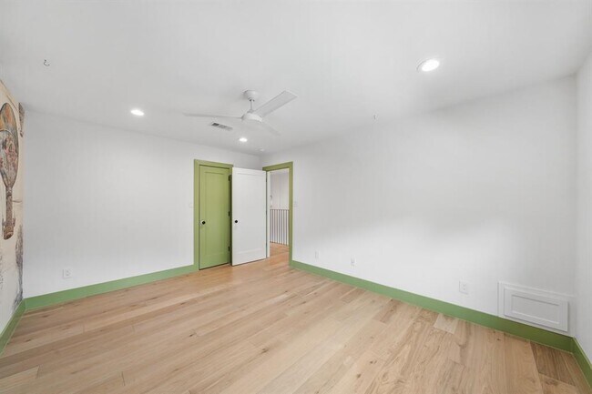 Building Photo - 819 Silvergate Dr