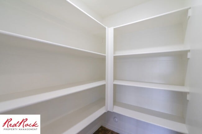 Building Photo - End Unit Fossil Hills Townhome with 3 Beds and 2.5 Baths