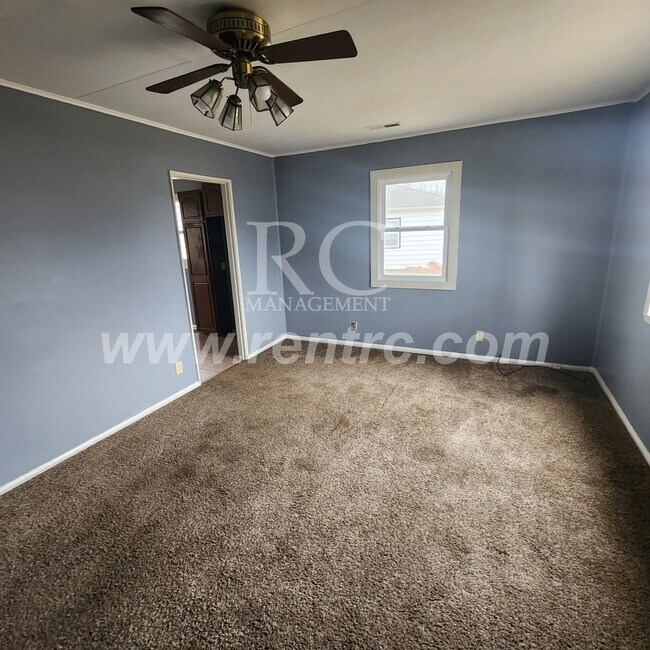 Building Photo - 210 Lindenwood-