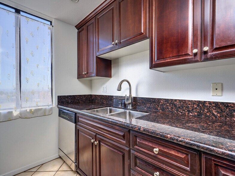 Building Photo - 7320 Hawthorn Ave