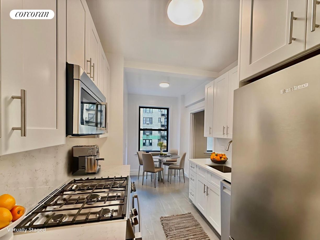 Building Photo - 210 E 68th St