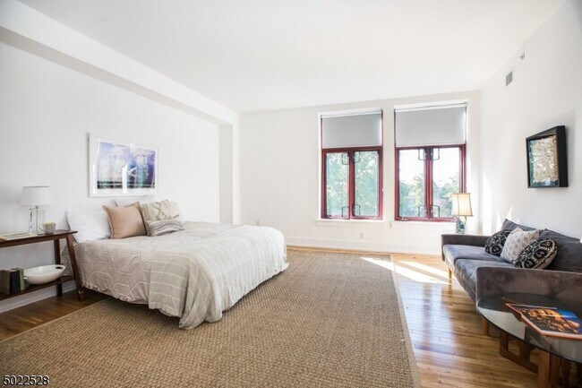 Building Photo - 85 Park Ave