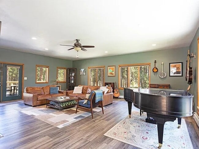 Building Photo - Beautiful spacious 3 bed, 3 bath home situated on 2.53 private acres in Stevensville.