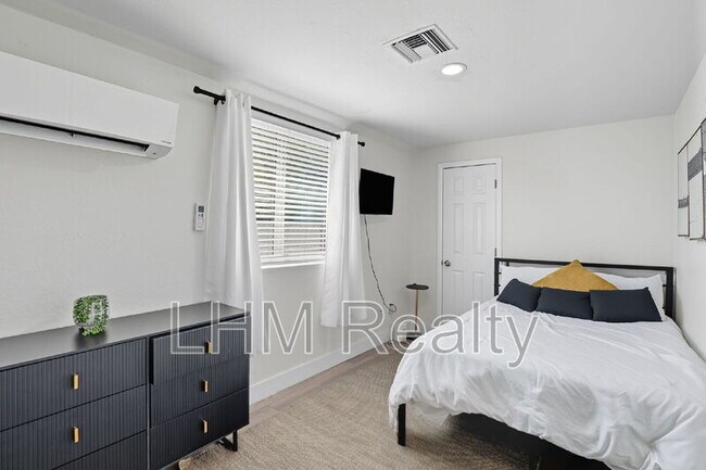 Building Photo - 436 S Oregon St