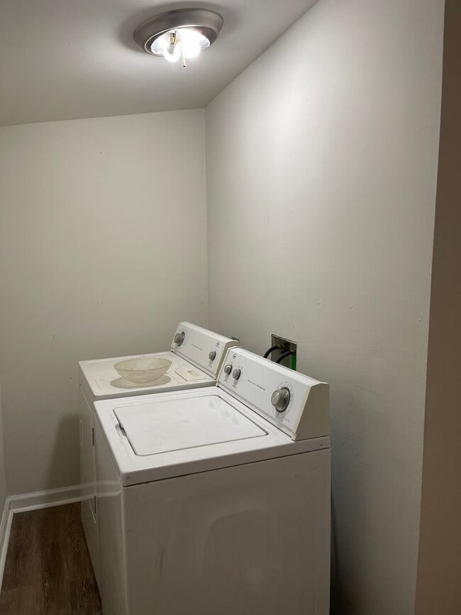 Building Photo - Lease Starts June 1. No rent until July!!
