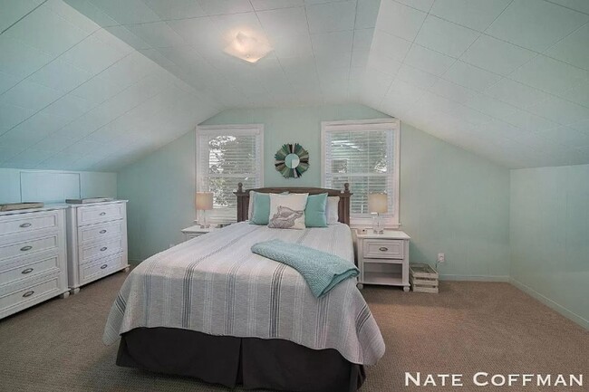 Building Photo - Lakefront 4 bed 2 bath home