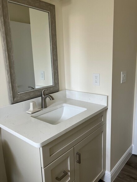 Guest Bath with tub/shower - 3712 SW 5th Pl