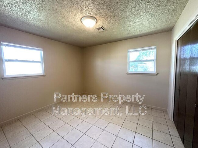 Building Photo - 107 N Pine Ave