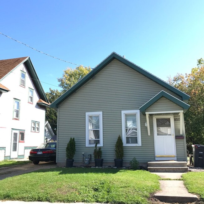 Primary Photo - 4 Bedroom Near UWO