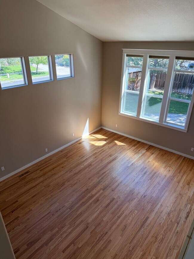 Building Photo - 61112 Snowbrush Dr