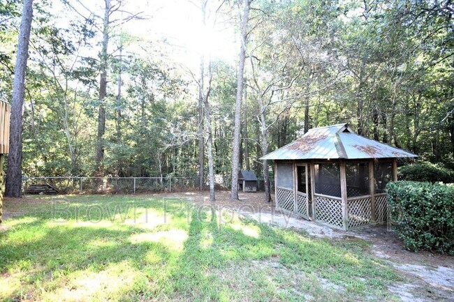Building Photo - 901 Fredonia Dr
