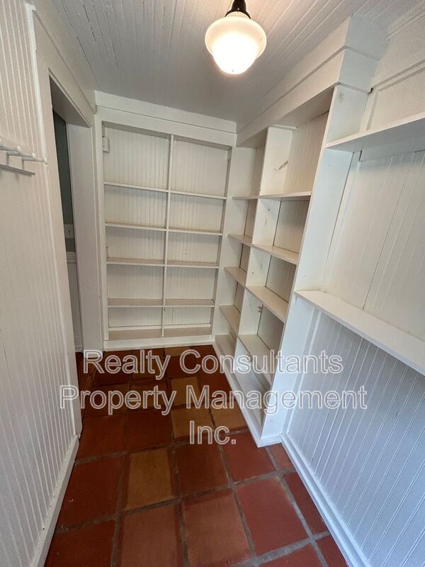 Building Photo - 2461 Lyndhurst Ave