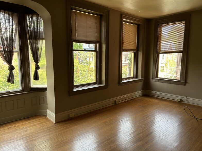 Living room with bay window - 458 W Market St