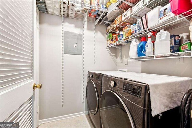 Building Photo - 6808 Glenridge Dr