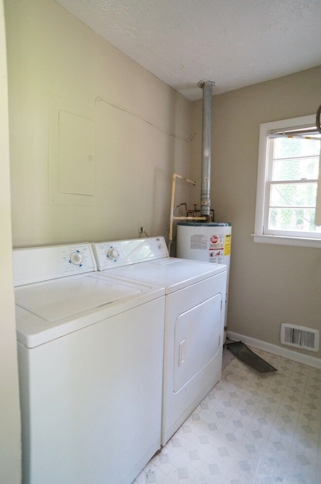 Building Photo - 435 S Barnett Shoals Rd