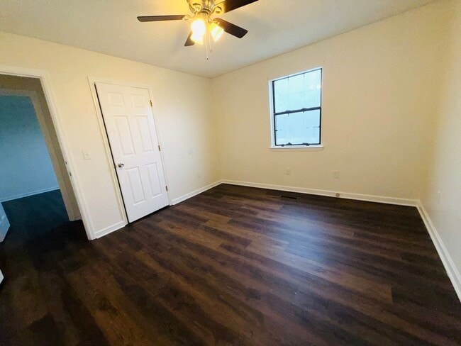 Building Photo - Centrally Located 4 Bedroom Home With Large Yard