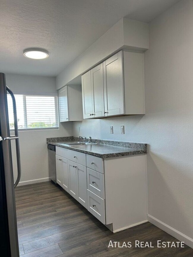 Building Photo - 1045 E University Dr