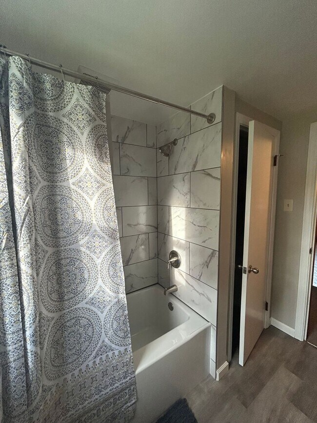 Building Photo - 518-520 Sloan Ave