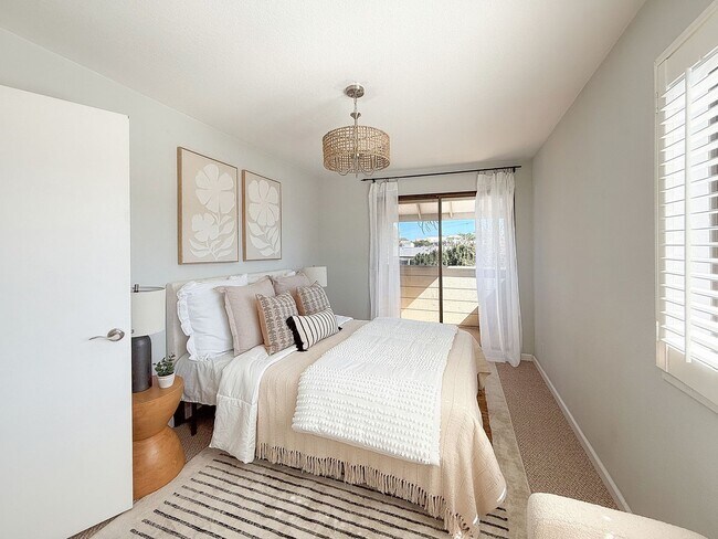 Building Photo - 2 Bedroom Townhome - 1 Block from NPS