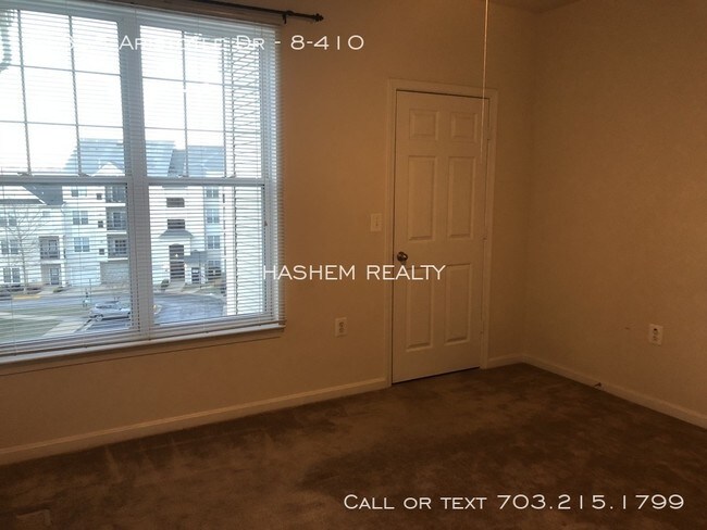 Building Photo - Penthouse 2 br condo with 2nd floor loft.