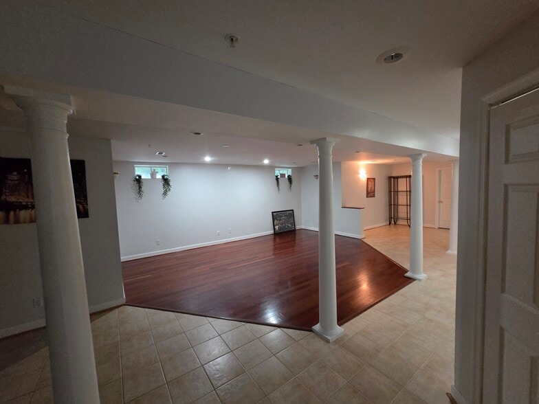 LIVING ROOM - 10801 Glenshire Dr