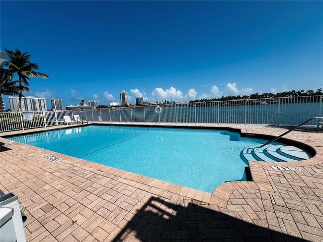 Building Photo - 950 Bay Dr