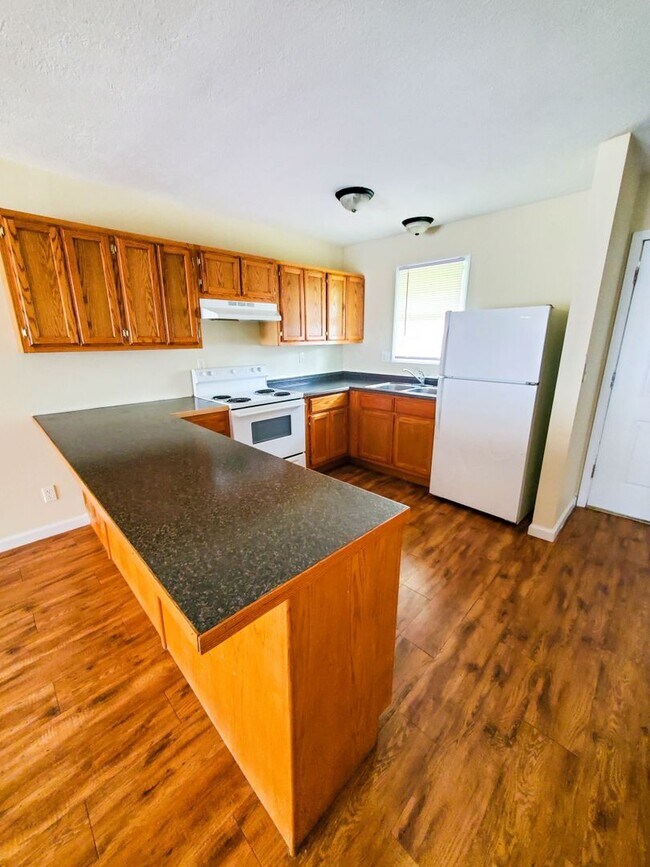 Building Photo - Bolivar MO 2 Bed 1 Bath Apartment