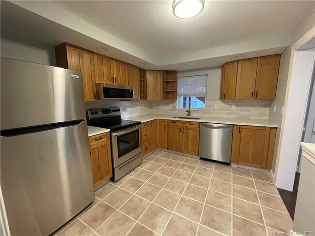 Building Photo - 324 Main St