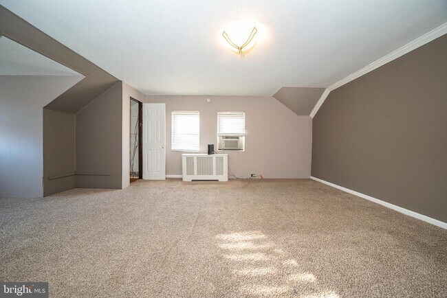 Building Photo - 709 E 20th St