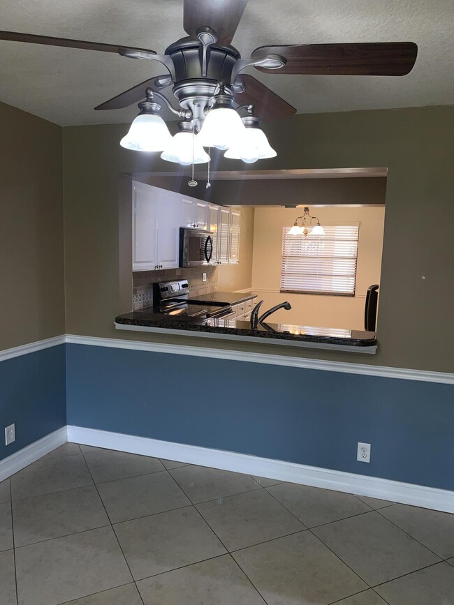 Building Photo - 2015 Coral Ridge Dr