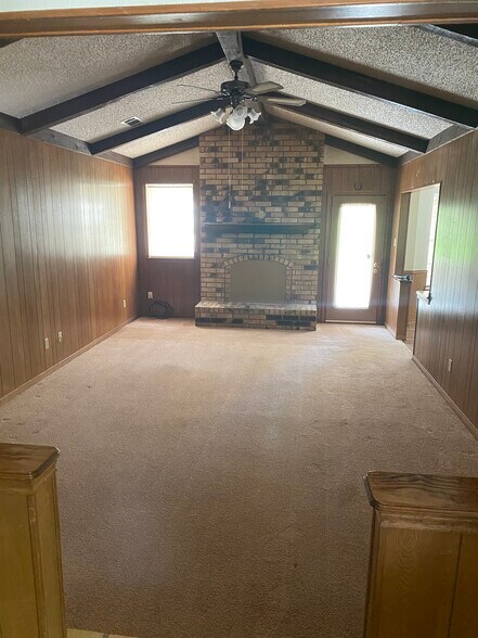 1st Living room - 827 Cliffside Dr