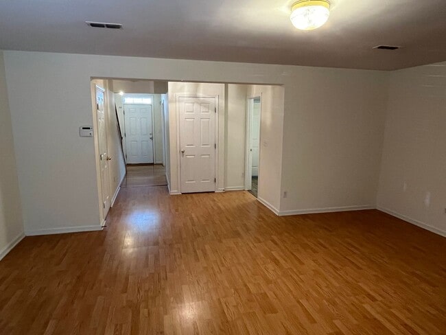 Building Photo - 3 Story, 3 Bedroom Townhome in Ballantyne