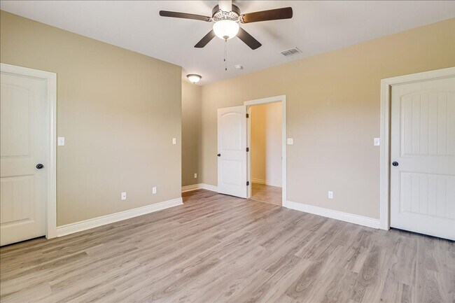 Building Photo - 6241 Lago Vista Dr