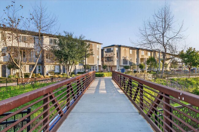 Building Photo - 392 Line St