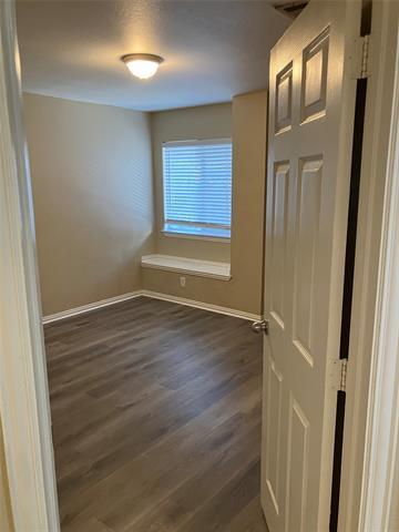 Building Photo - 509 Creekview Dr