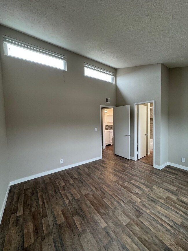 Building Photo - 2 Bedroom 2.5 Bathroom Condo for Rent Sout...