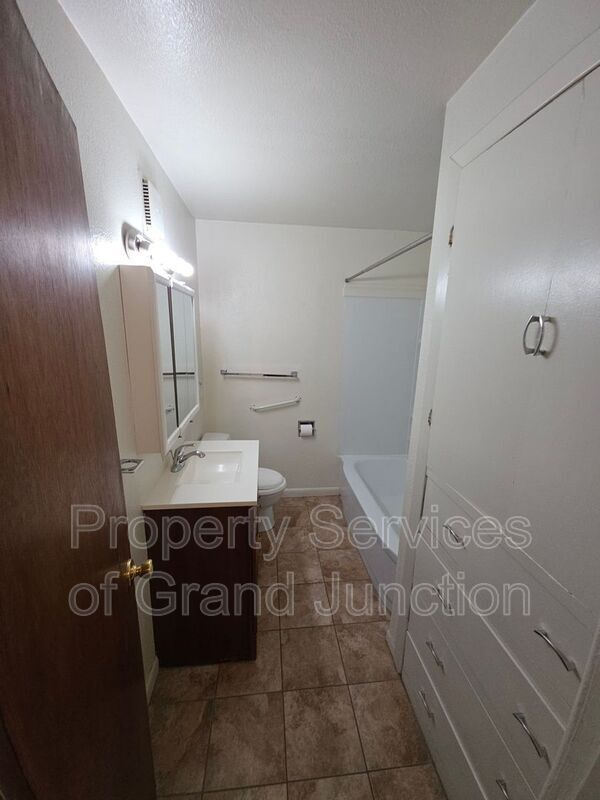 Building Photo - 1355 Elm Ave