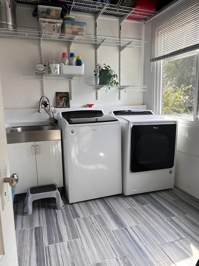 Building Photo - 1263 W Thorndale Ave